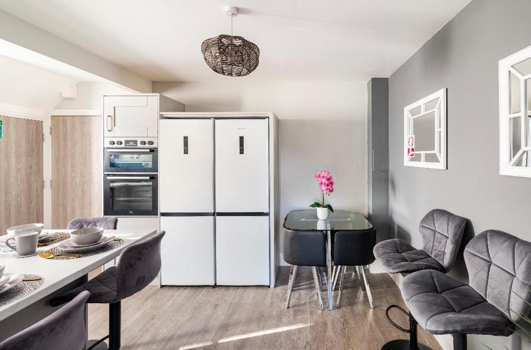 Luxury House 4 Ensuite Bedrooms, Free Parking ,wifi *