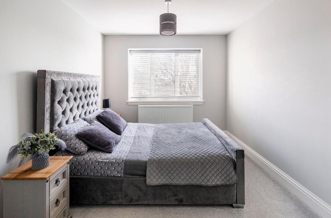 Luxury House 4 Ensuite Bedrooms, Free Parking ,wifi Vakantiehuis *