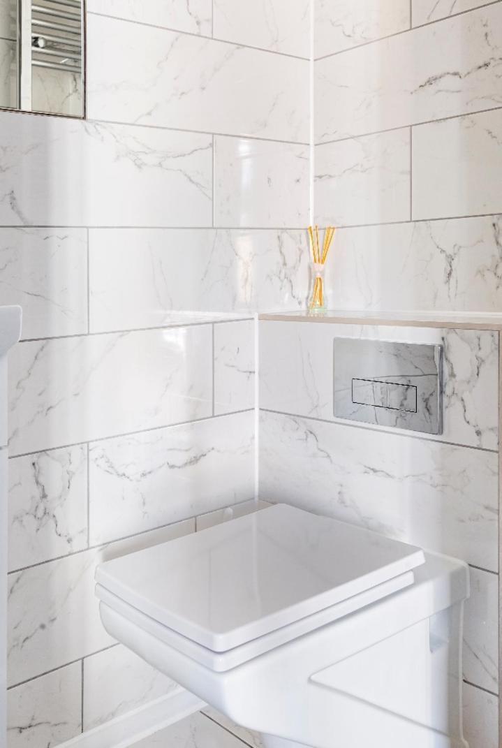 Vakantiehuis Luxury House 4 Ensuite Bedrooms, Free Parking ,wifi