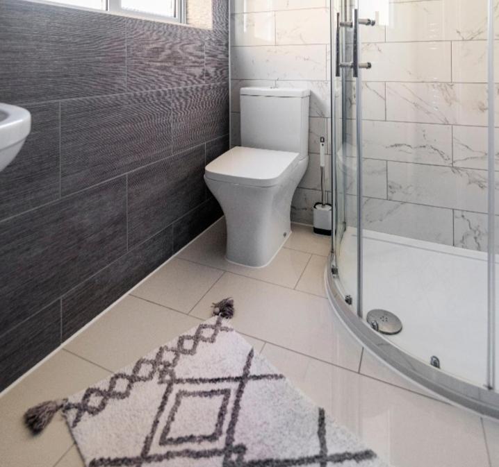 Luxury House 4 Ensuite Bedrooms, Free Parking ,wifi