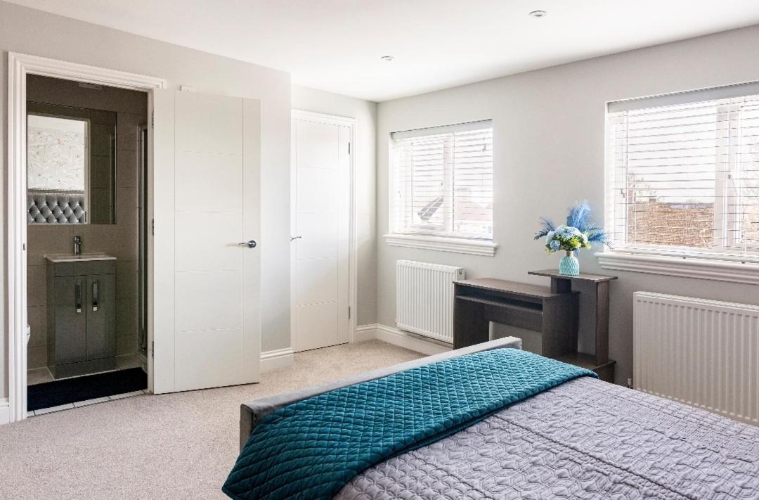 Luxury House 4 Ensuite Bedrooms, Free Parking ,wifi Vakantiehuis *