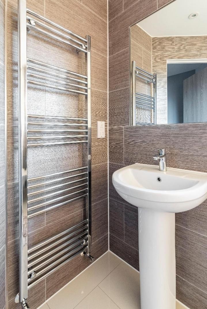 Luxury House 4 Ensuite Bedrooms, Free Parking ,wifi Vakantiehuis