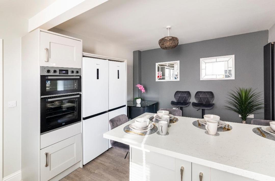 Vakantiehuis Luxury House 4 Ensuite Bedrooms, Free Parking ,wifi