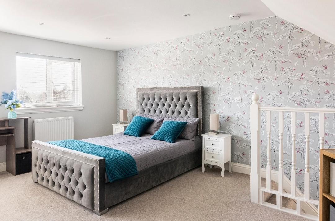 Luxury House 4 Ensuite Bedrooms, Free Parking ,wifi Vakantiehuis *