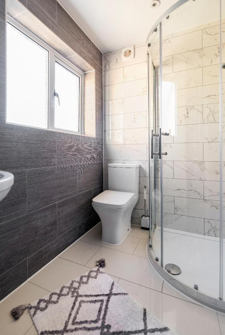 Vakantiehuis Luxury House 4 Ensuite Bedrooms, Free Parking ,wifi *