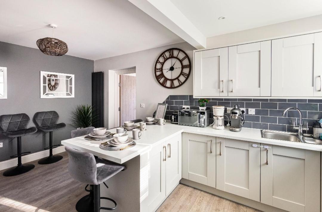 Luxury House 4 Ensuite Bedrooms, Free Parking ,wifi Vakantiehuis *