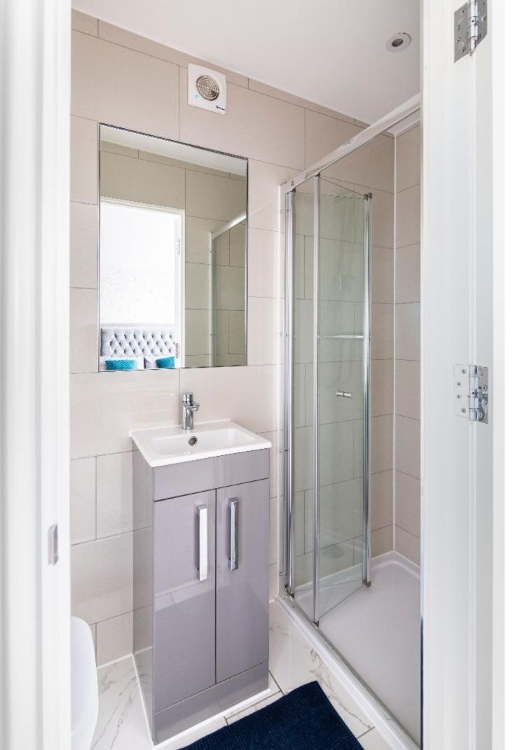 Luxury House 4 Ensuite Bedrooms, Free Parking ,wifi