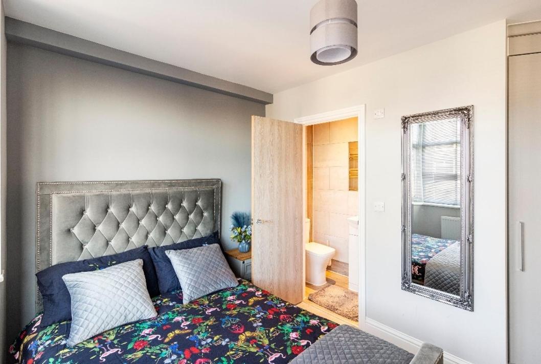 Holiday home Luxury House 4 Ensuite Bedrooms, Free Parking ,wifi *