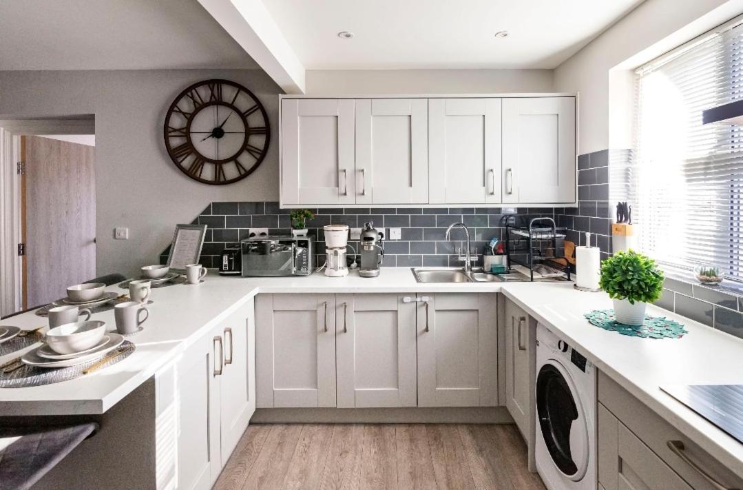 Holiday home Luxury House 4 Ensuite Bedrooms, Free Parking ,wifi