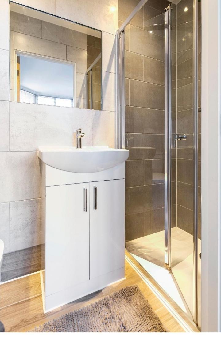 Luxury House 4 Ensuite Bedrooms, Free Parking ,wifi Holiday home *